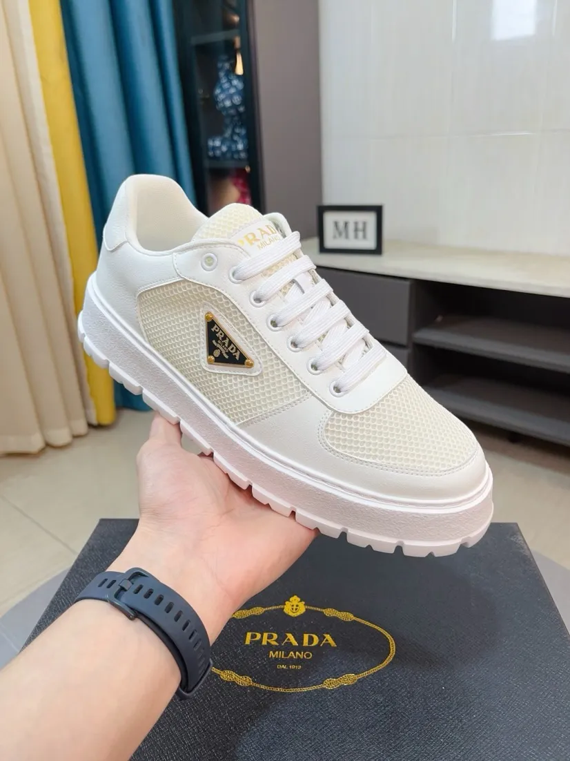 Men's shoes 💰440🌹🌹Prada 〈prada〉 luxury and fashionable high-end products ✊🔥The perfect last shape and top-notch handcrafting make this shoe immediately create a strong aristocratic atmosphere. Imported first-layer cowhide with brogue carving crafts💋Genuine leather lining🎶Rubber combination outsole specially imported from France for leather shoes😍Color: Mysterious Black☕️Size 38～44